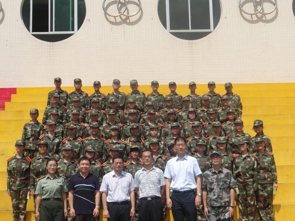 公司领导与新生合影