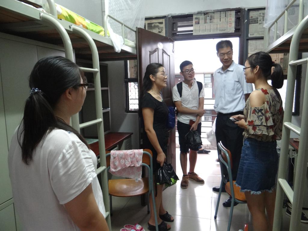 院领导走访研究生新生宿舍
