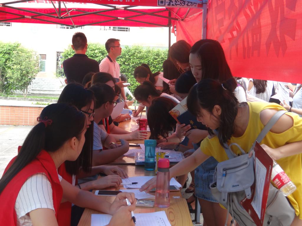 工作人员指引研究生新生注册