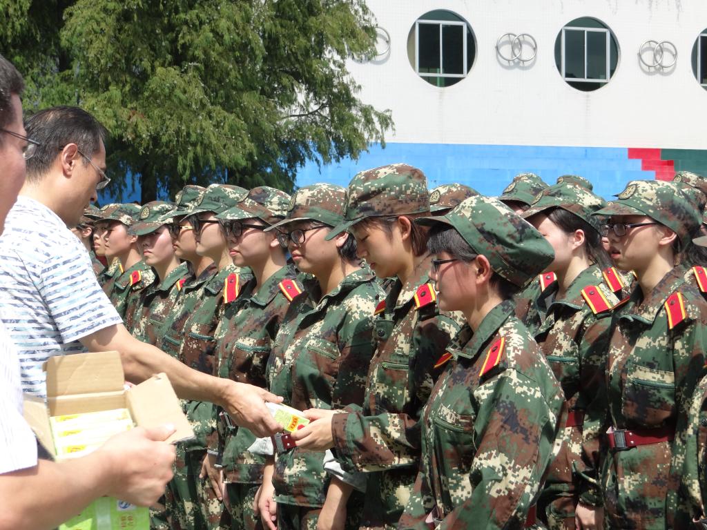 在此输公司领导为员工派发凉茶入描述